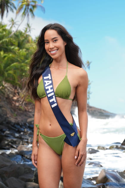 Ravahere Silloux (Miss Tahiti) pose en maillot