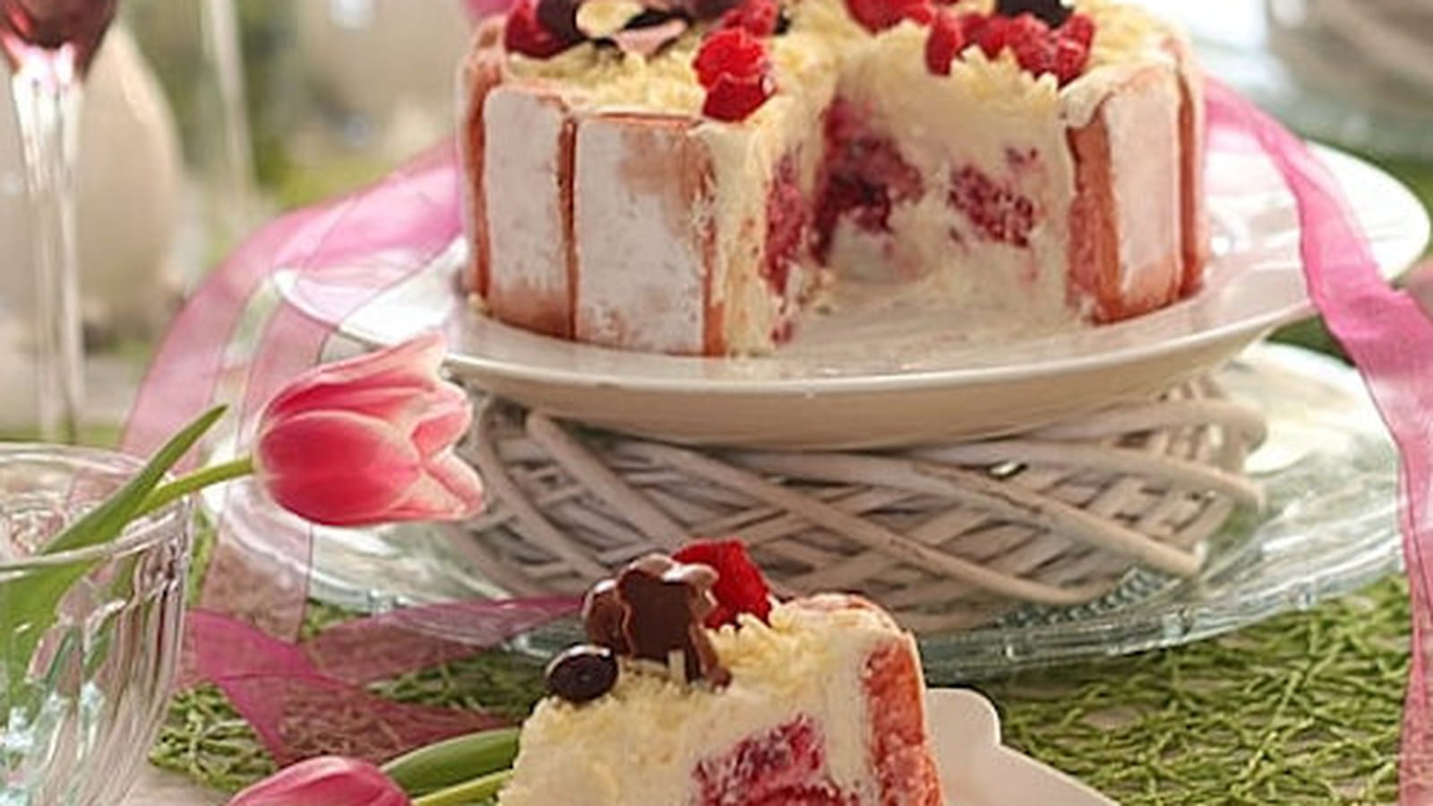 Charlotte au chocolat blanc, framboises et biscuits roses
