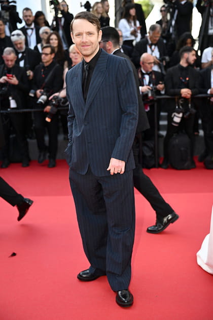 Antoine Reinartz en costume &agrave; rayures Dior et bijoux Boucheron