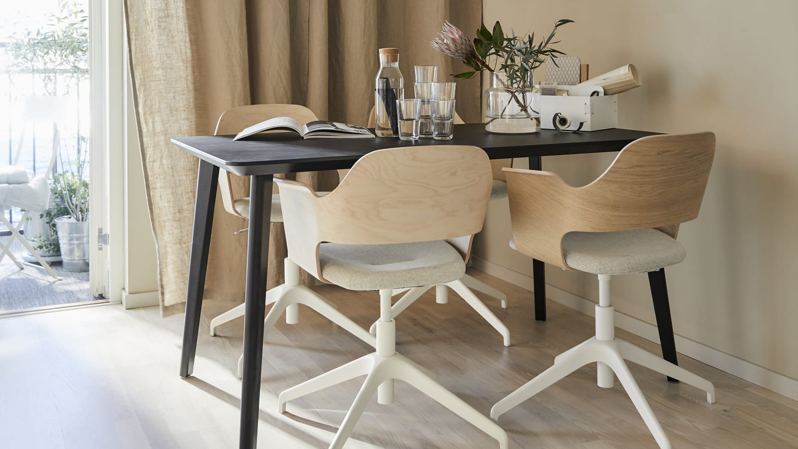 Chaises de bureau dans le coin repas 