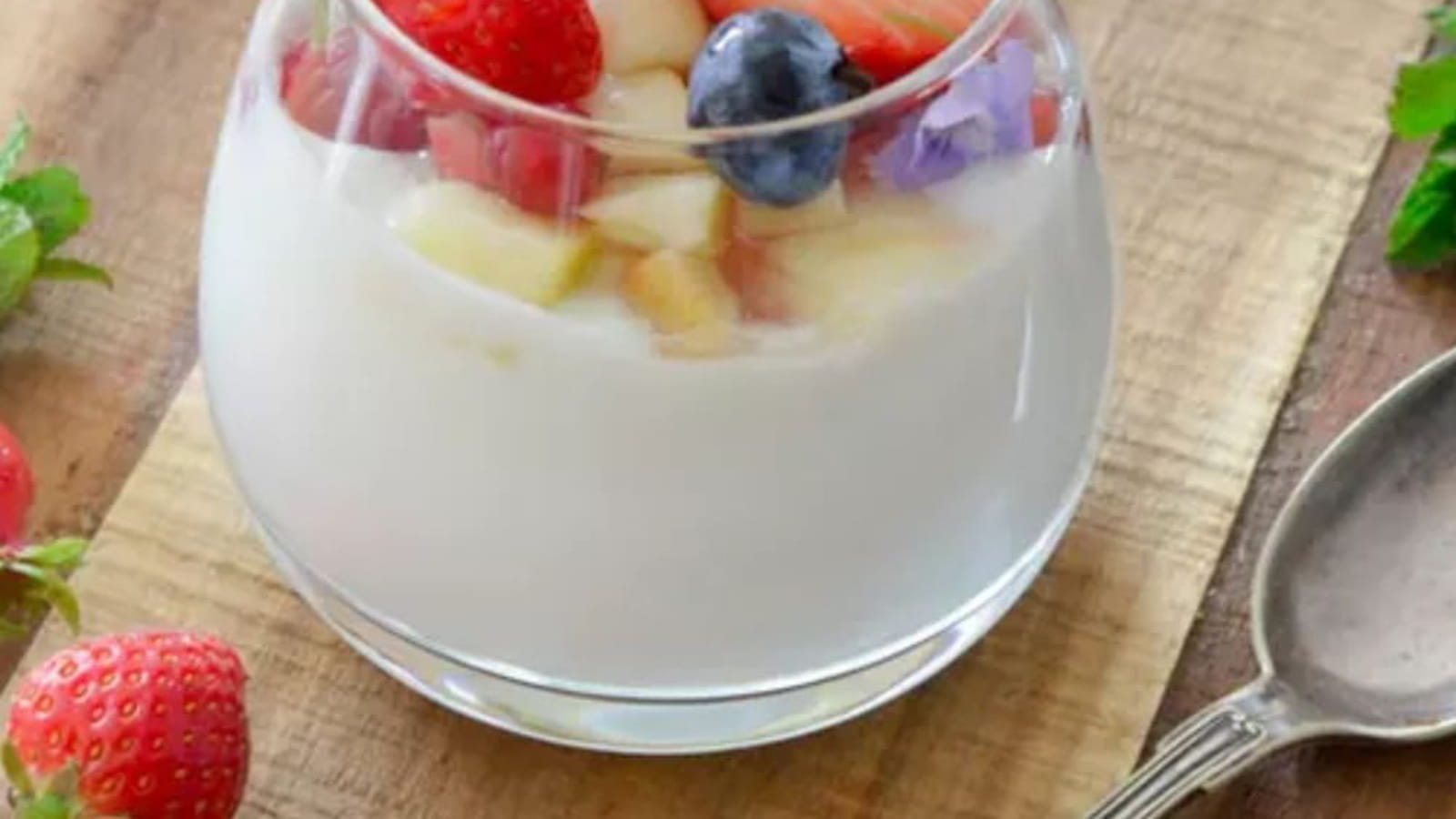 Fromage blanc aux pommes Antarès, fruits rouges et infusion verveine