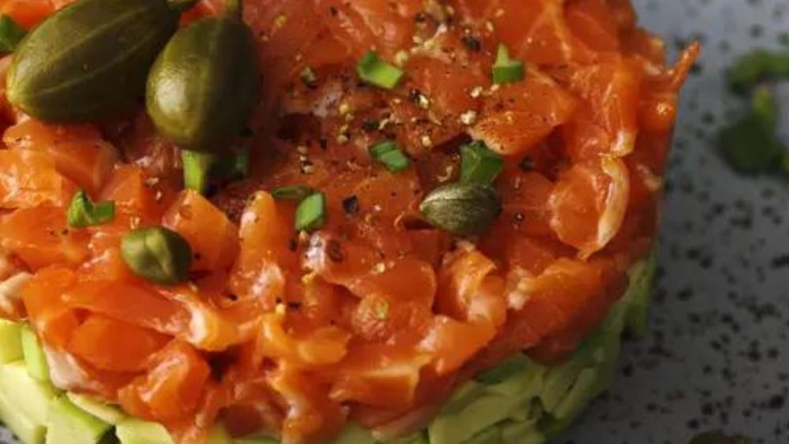 Tartare de saumon à l’avocat et aux caprons