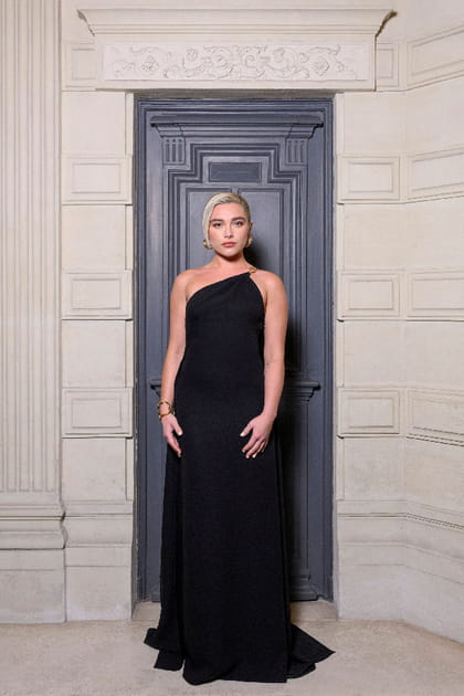 Florence Pugh en robe noire&nbsp;au d&eacute;fil&eacute; Valentino haute couture printemps-&eacute;t&eacute; 2024