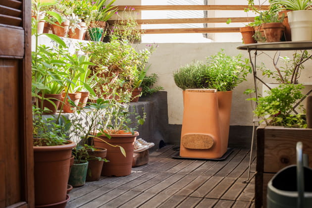 Un pot en terre cuite composteur