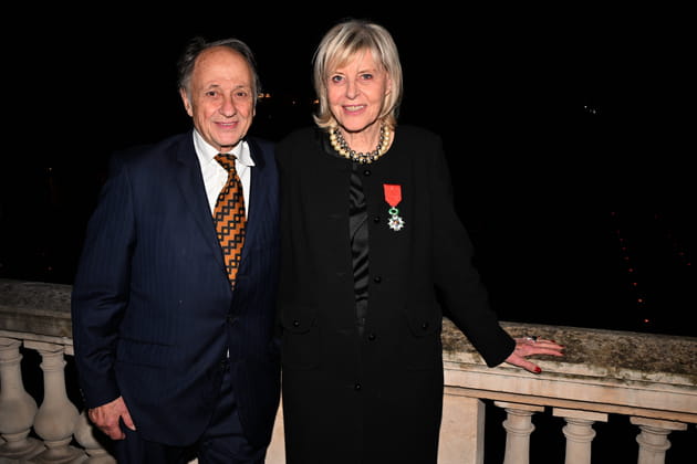 Chantal Ladesou, d&eacute;cor&eacute;e de la L&eacute;gion d'honneur, pose avec son mari Michel