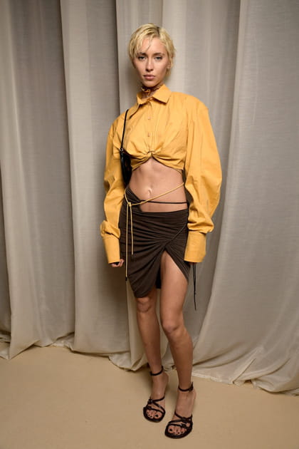 Iris Law en chemise jaune au défilé Jacquemus "Le Raphia"