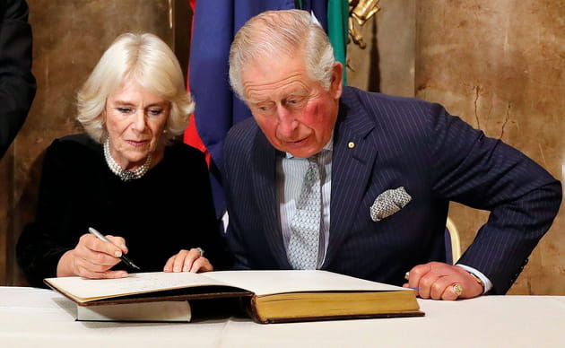 Camilla Parker-Bowles et le Prince Charles, en pleine signature