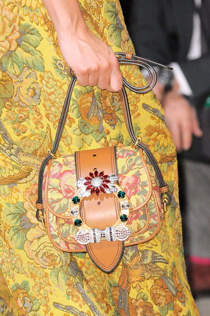 Le petit sac &agrave; motifs assorti du d&eacute;fil&eacute; Miu Miu