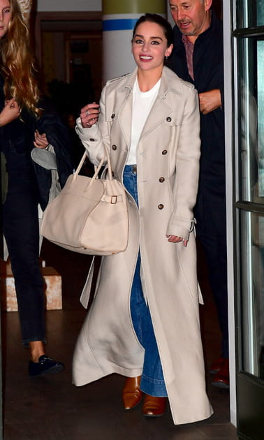 Emilia Clarke en long manteau trench