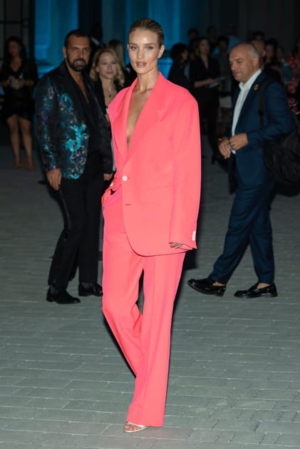 Rosie Huntington-Whiteley au d&eacute;fil&eacute; Versace