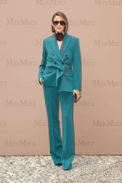 Olivia Palermo en smoking bleu au d&eacute;fil&eacute; Max Mara printemps-&eacute;t&eacute; 2024