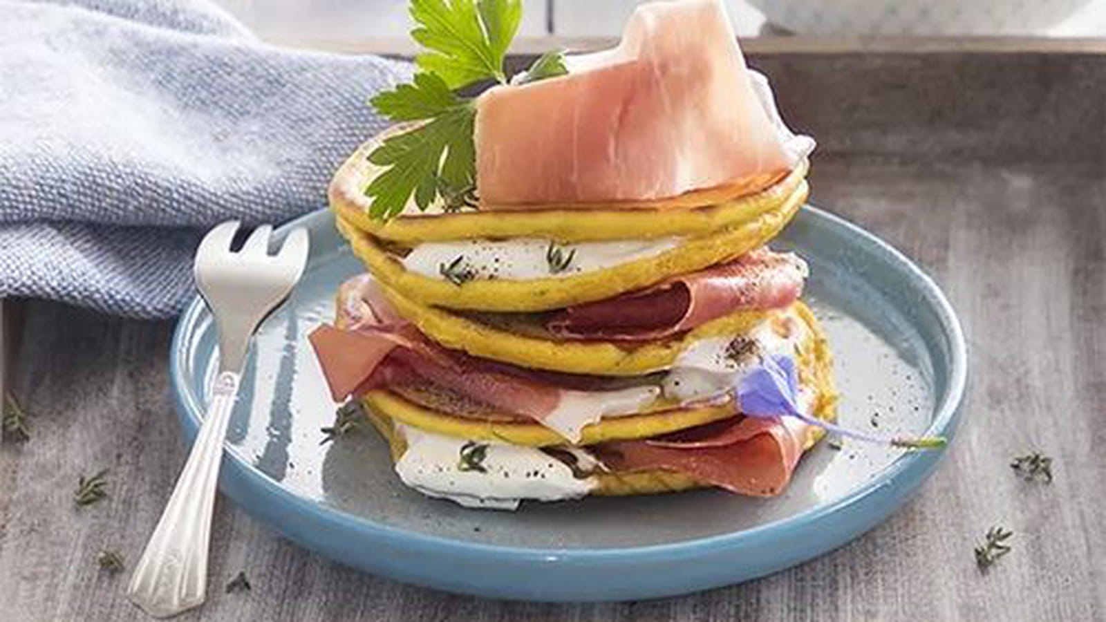 Pancakes aux herbes, au yaourt salé et au jambon de Parme