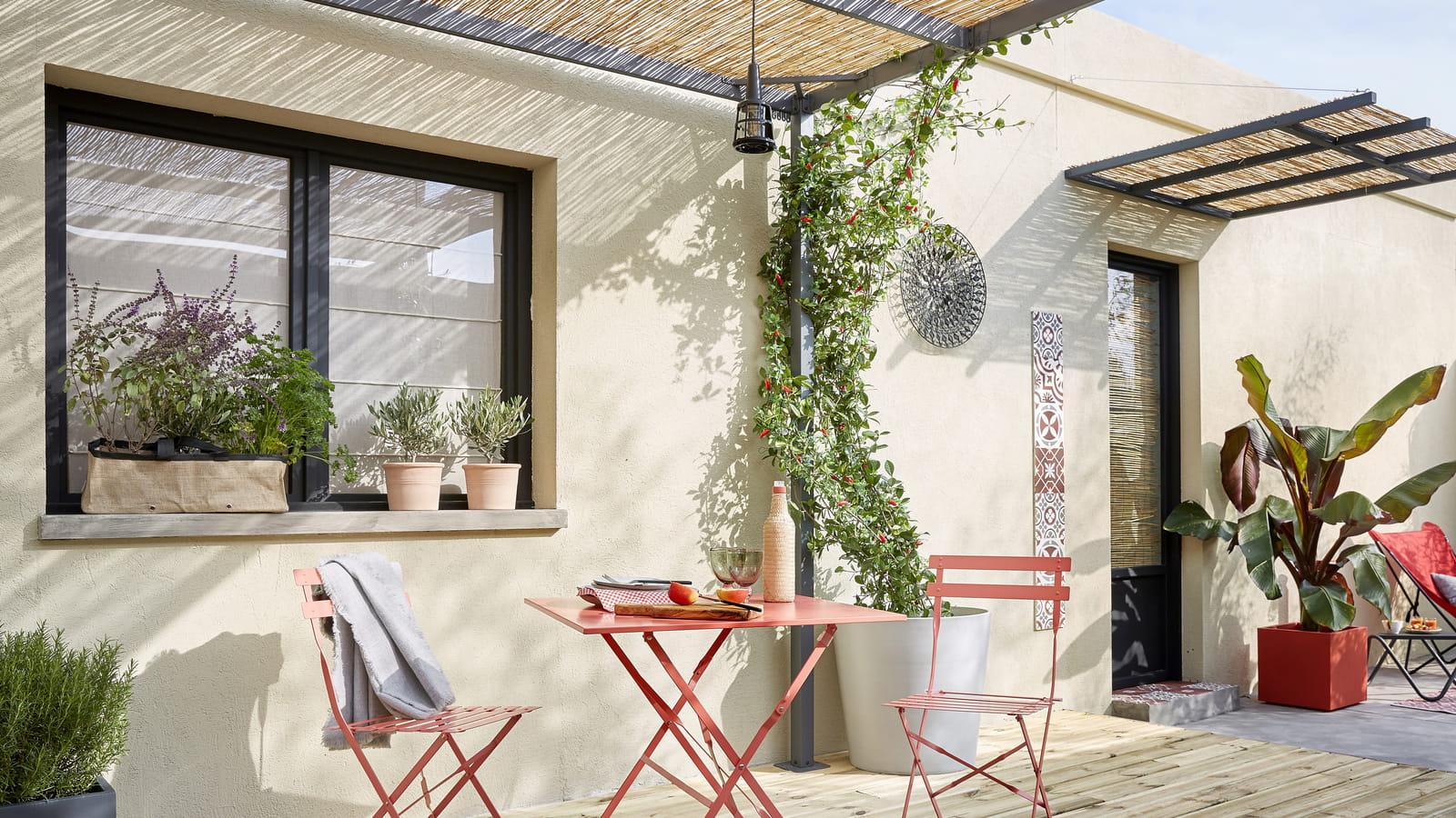 Terrasse bois sous la pergola 