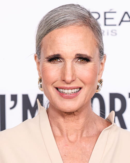 Andie MacDowell sublime sa chevelure grise avec une coiffure plaqu&eacute;e