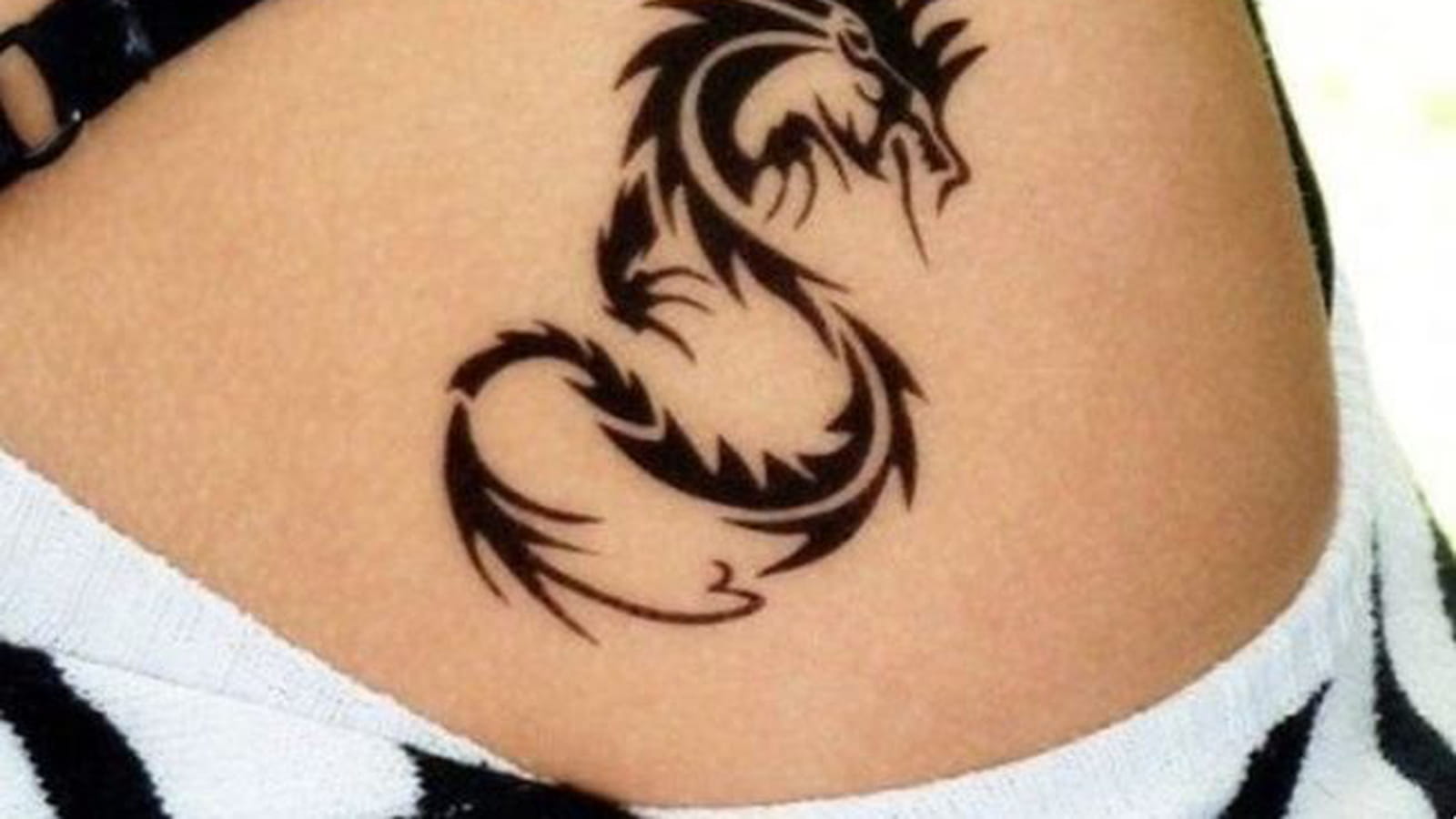 Dragon tribal sur l'omoplate