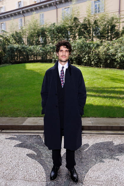 Louis Garrel en long manteau noir