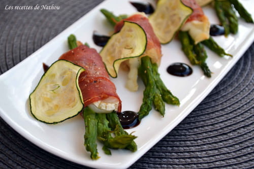 Roulades d'asperges vertes au chèvre et jambon de Parme, chips de courgettes