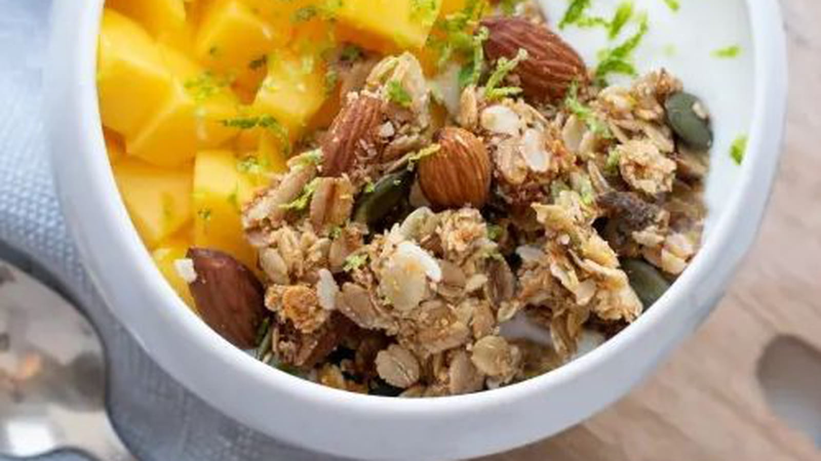 Bol Granola maison, mangue et zeste de citron vert