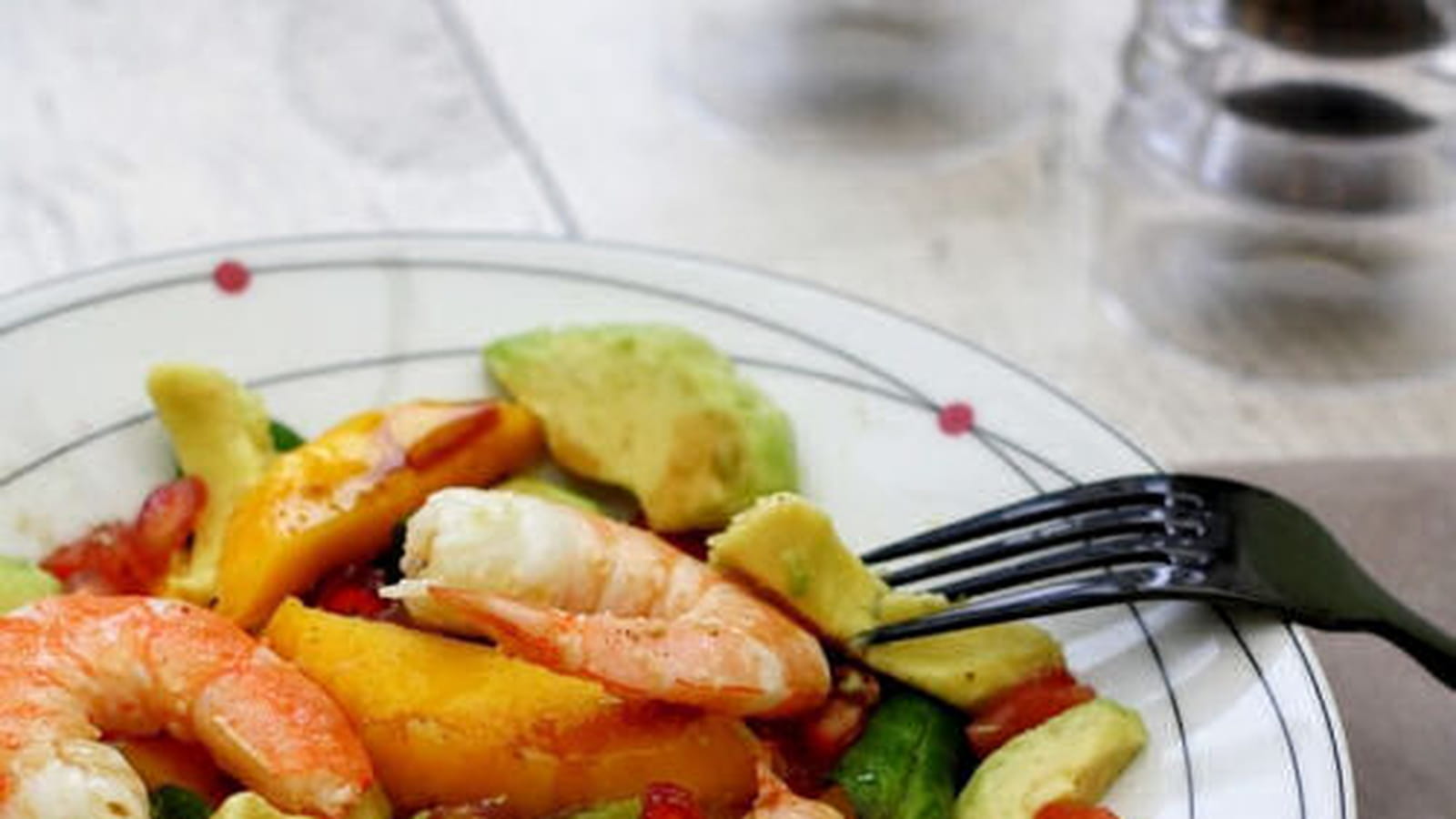 Salade aux crevettes, avocat et fruits exotiques
