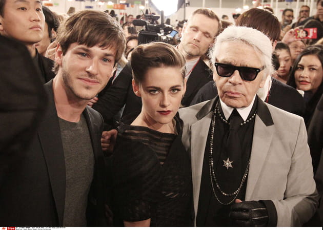 Gaspard Ulliel avec Kristen Stewart et Karl Lagerfeld au d&eacute;fil&eacute; Chanel &agrave; S&eacute;oul en 2015