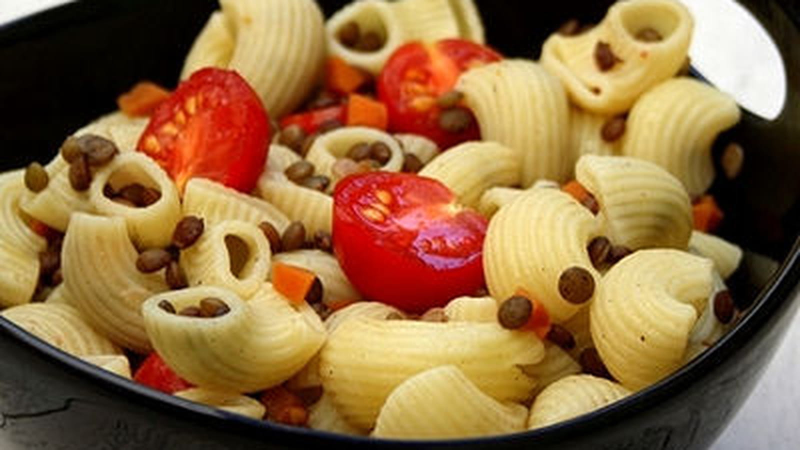 Salade de pâtes aux lentilles, carotte et tomate