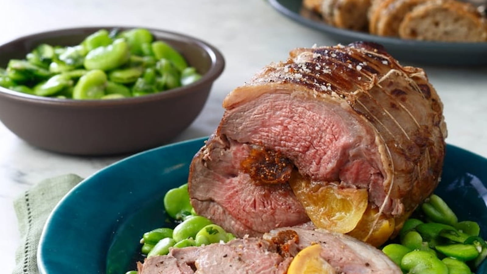 Rôti d'agneau en croûte de Sel de Guérande, citrons confits et figues