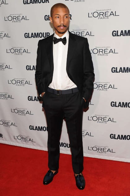 Pharrell Williams en costume noir et nœud papillon