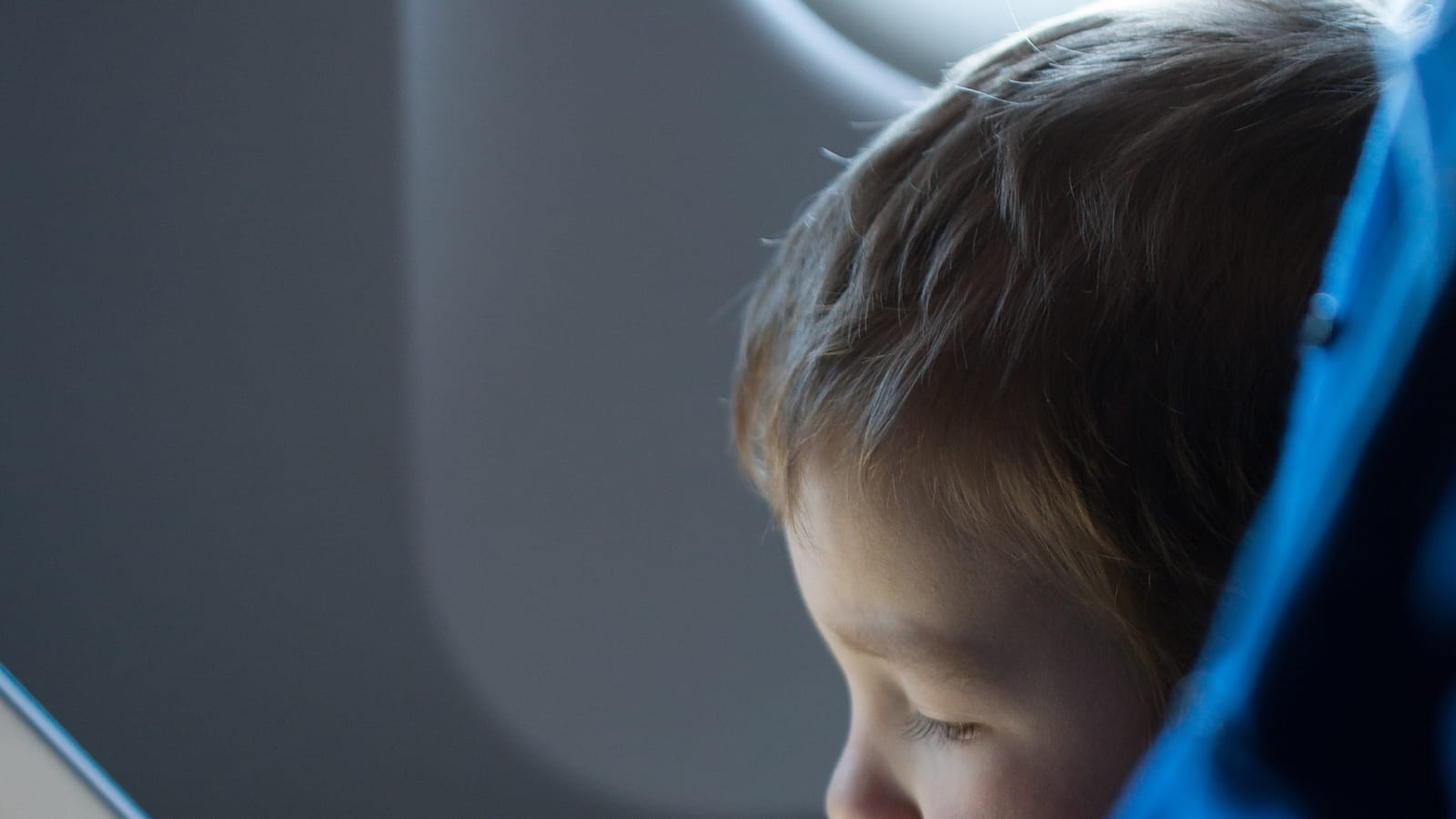 Un enfant prudent sur l'autoroute