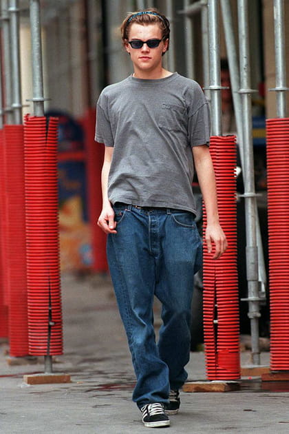 Leonardo DiCaprio en T-shirt gris et jean