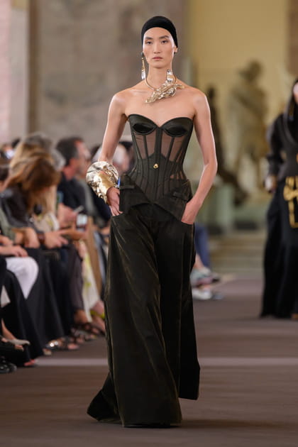 Look 7&nbsp;du d&eacute;fil&eacute; Schiaparelli haute couture automne-hiver 2023-2024