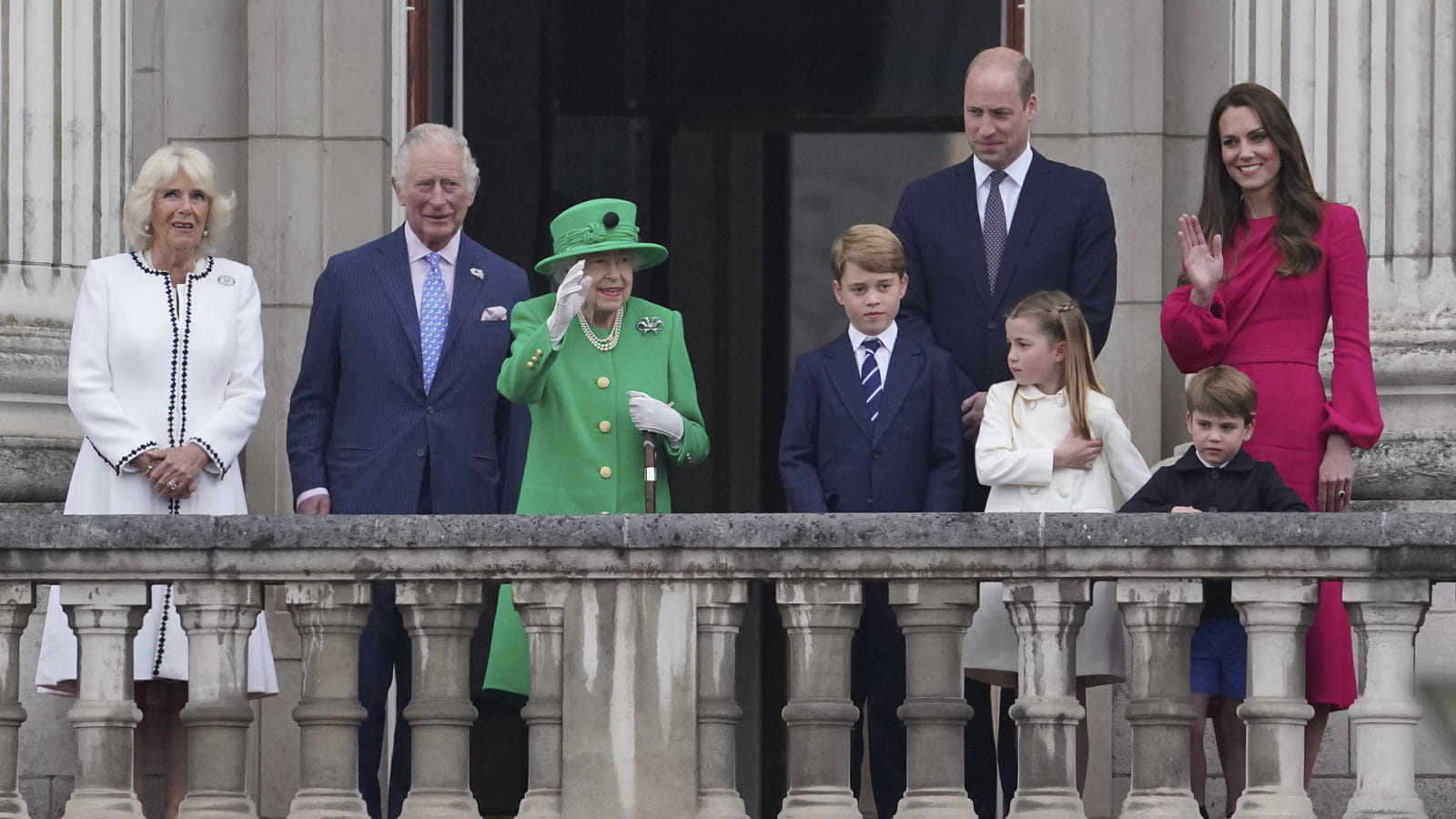 Elisabeth II, le Prince George et le Prince William