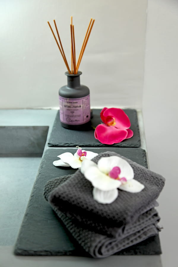 plateau-ardoise-encens-serviettes-orchidees