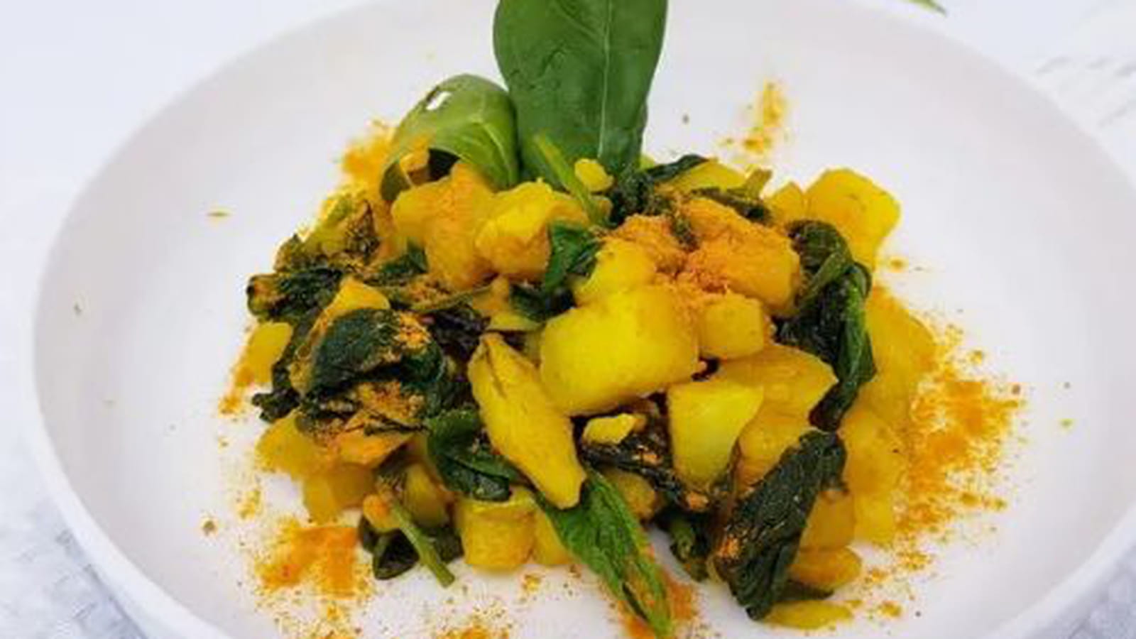 Poêlée de pommes de terre et épinards au curcuma