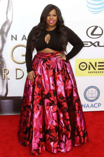 Amber Riley en jupe longue satin&eacute;e