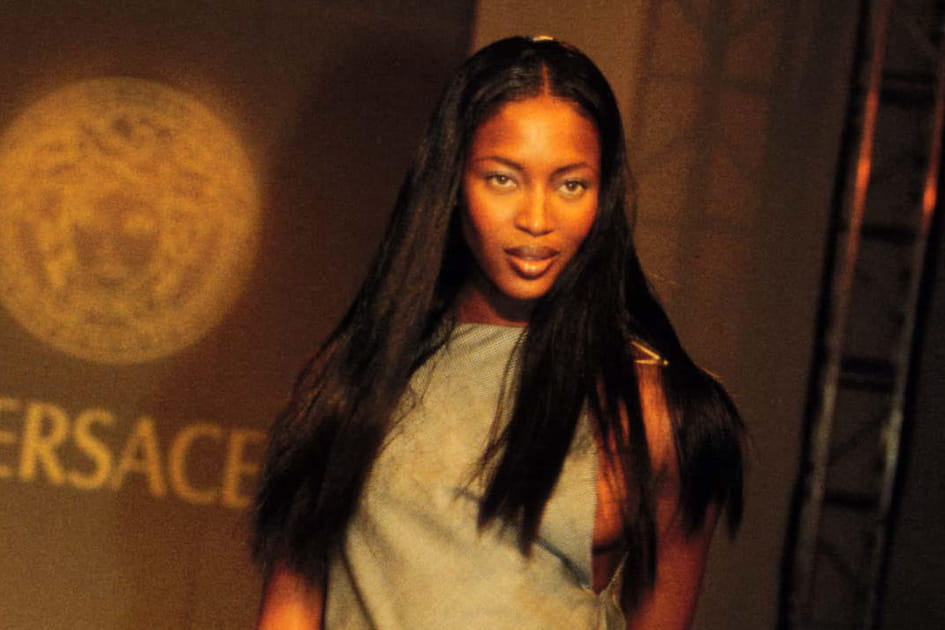 Les cheveux longs et lisses&nbsp;signature de Naomi Campbell