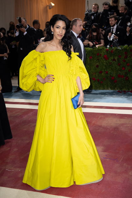 Huma Abedin en robe jaune fluo &agrave; manches bouffantes