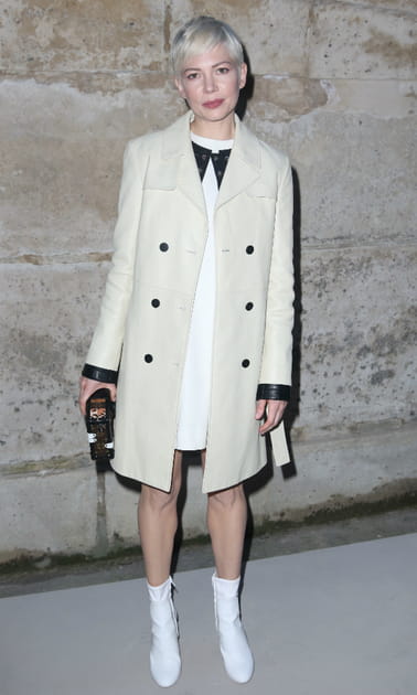 Michelle Williams en manteau cr&egrave;me droit