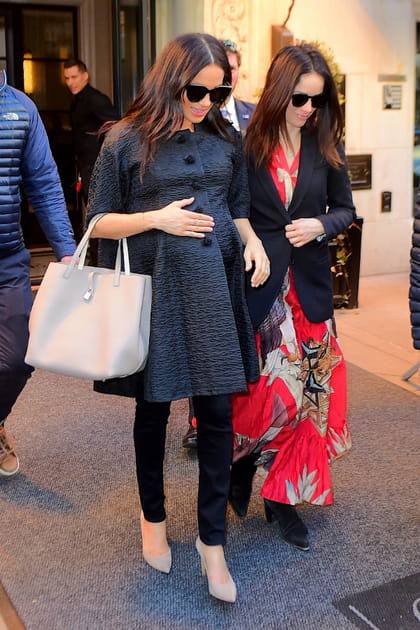 Meghan Markle en manteau gris à boutons Courrèges de 1965