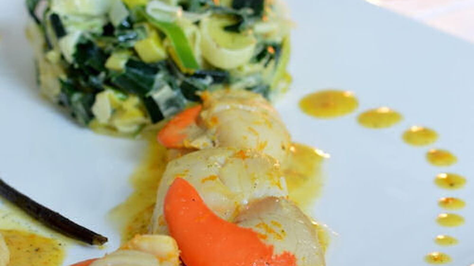 Noix de Saint-Jacques à la vanille et à l'orange, et fondue de poireaux