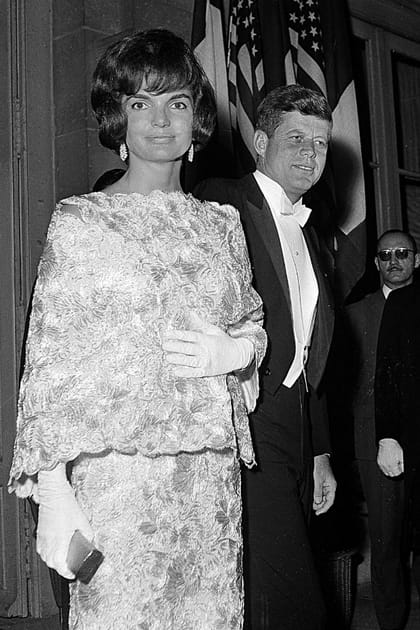 Jackie Kennedy en ensemble à ornements floraux et gants blancs