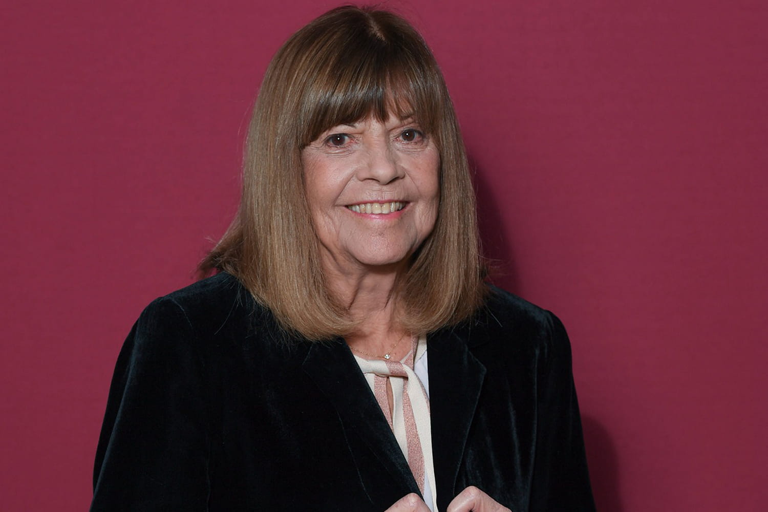 This French scarf at 70 euros won over Chantal Goya for the whole winter