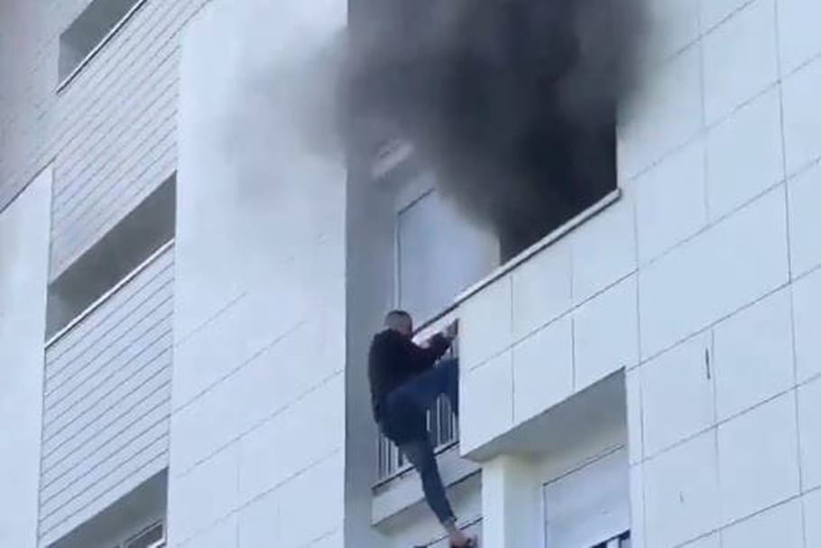 Des jeunes sauvent un bébé et ses parents des flammes !
