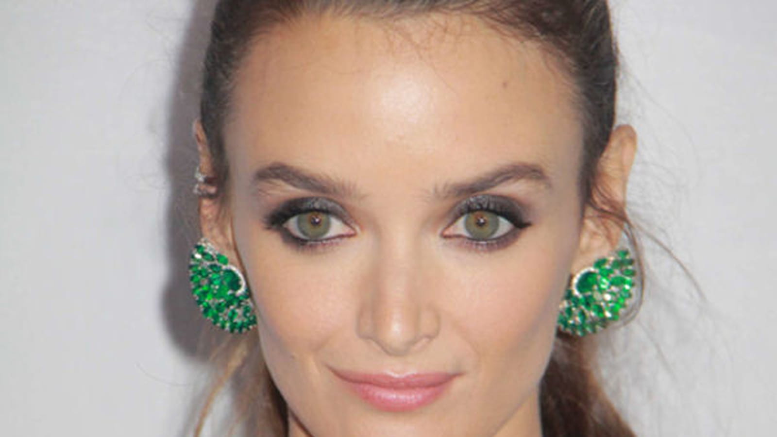 Le regard charbonneux de Charlotte Le Bon