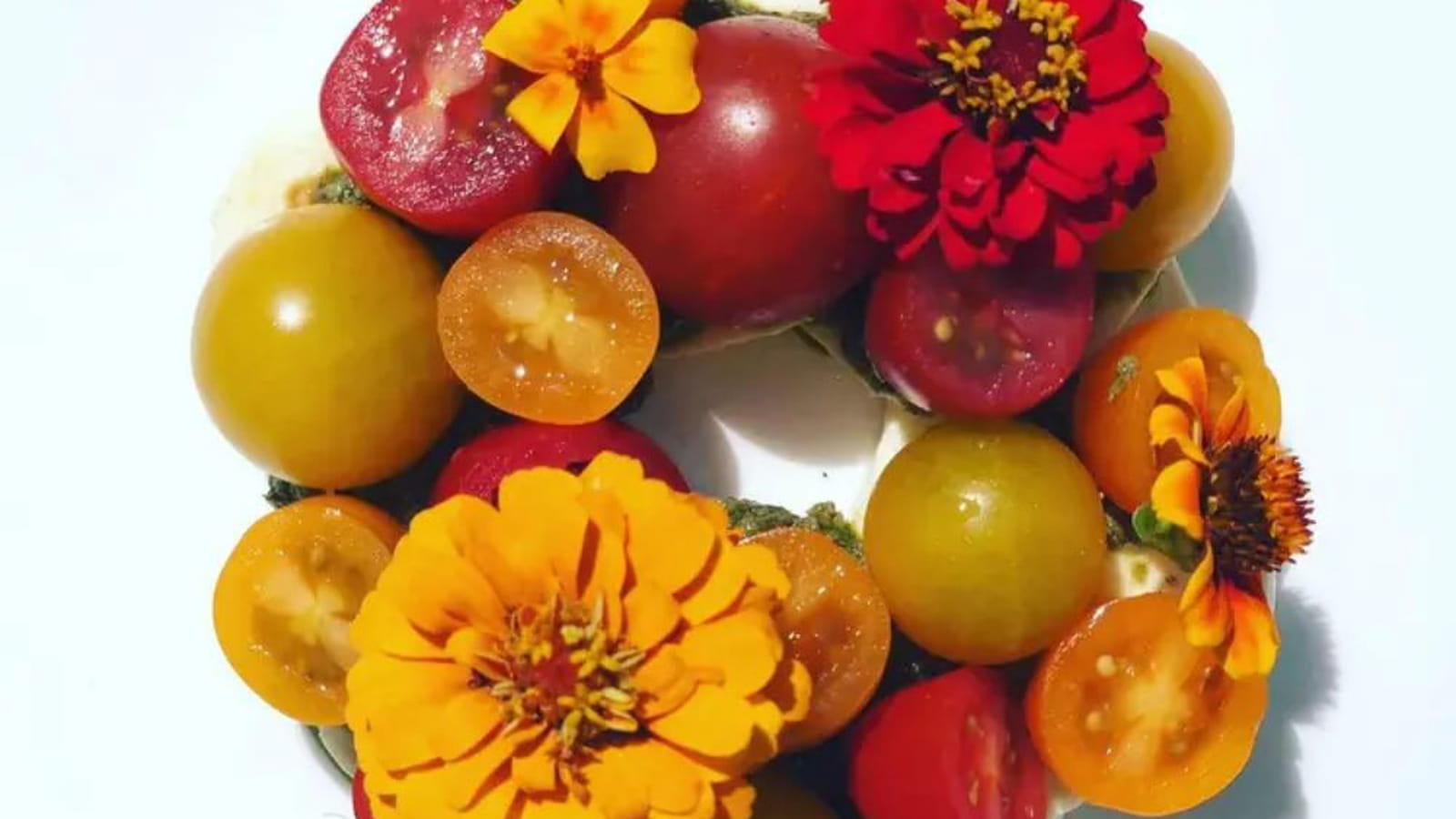 Salade tomates-mozzarella et fleurs