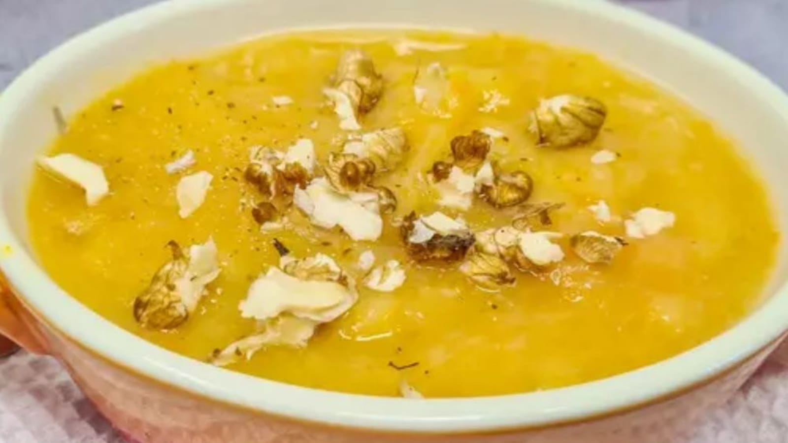 Soupe de légumes d'hiver (pommes de terre, carottes et poireaux)