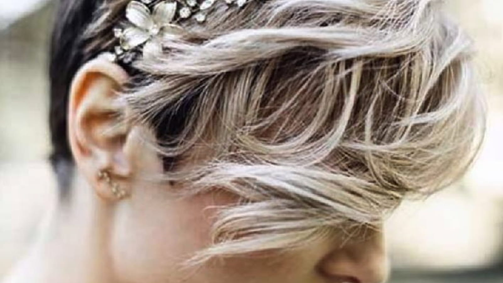 Des cheveux courts accessoirisés