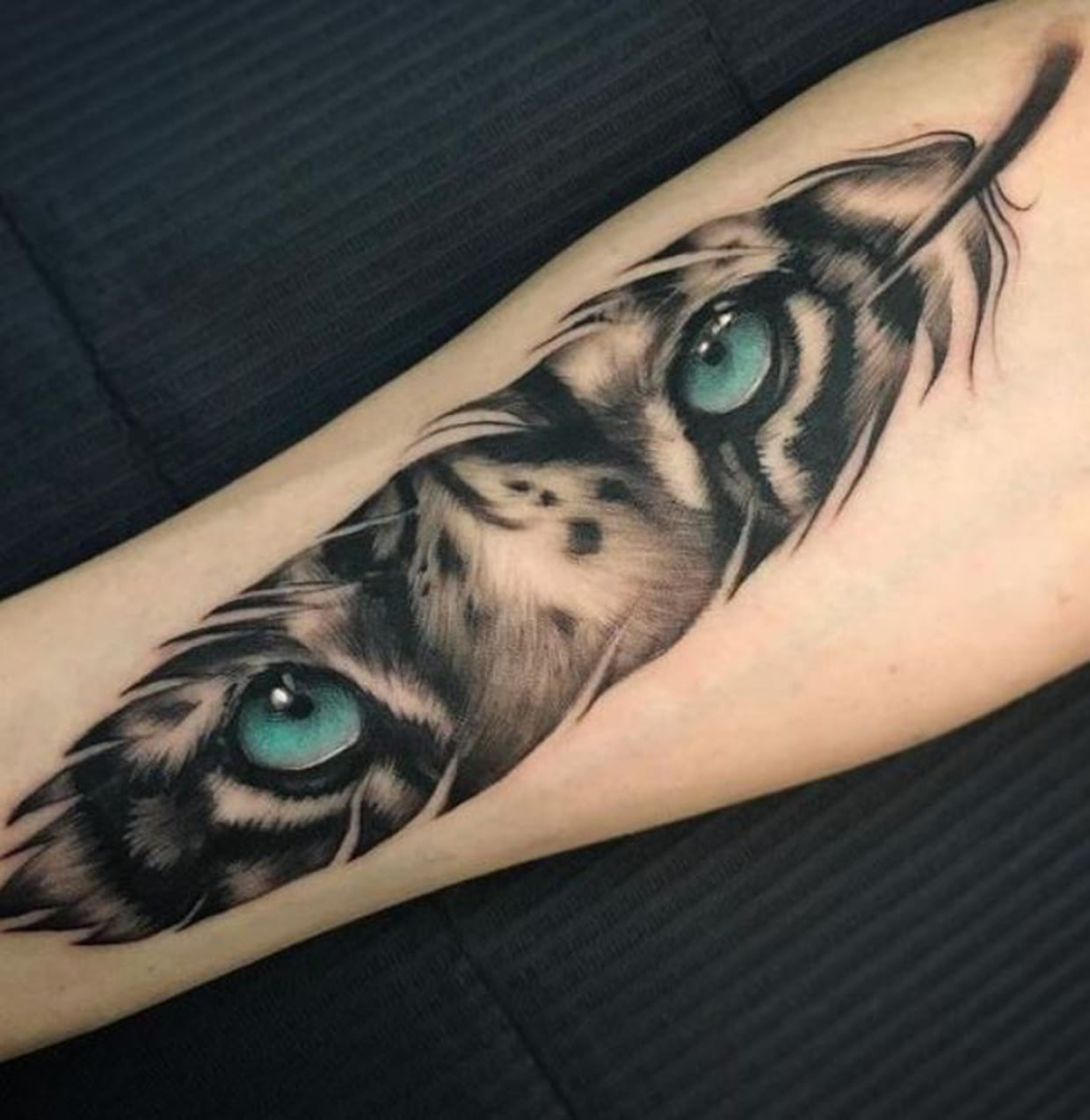 Tatouage Tigre Femme Bras Regard de tigre sur l'avant-bras