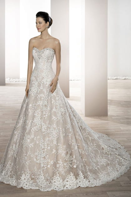 Une robe de mariée brodée, Demetrios
