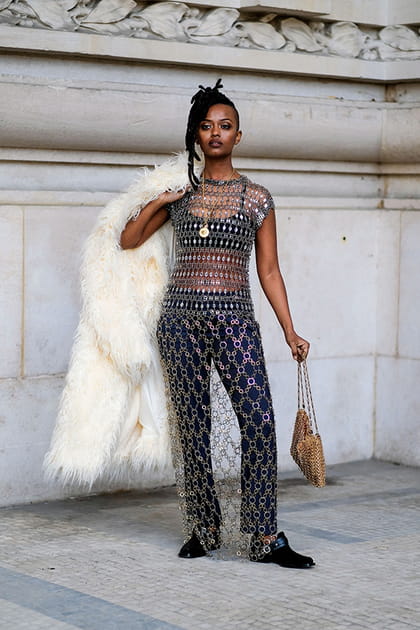 Kelela en robe transparente argent&eacute;e Paco Rabanne