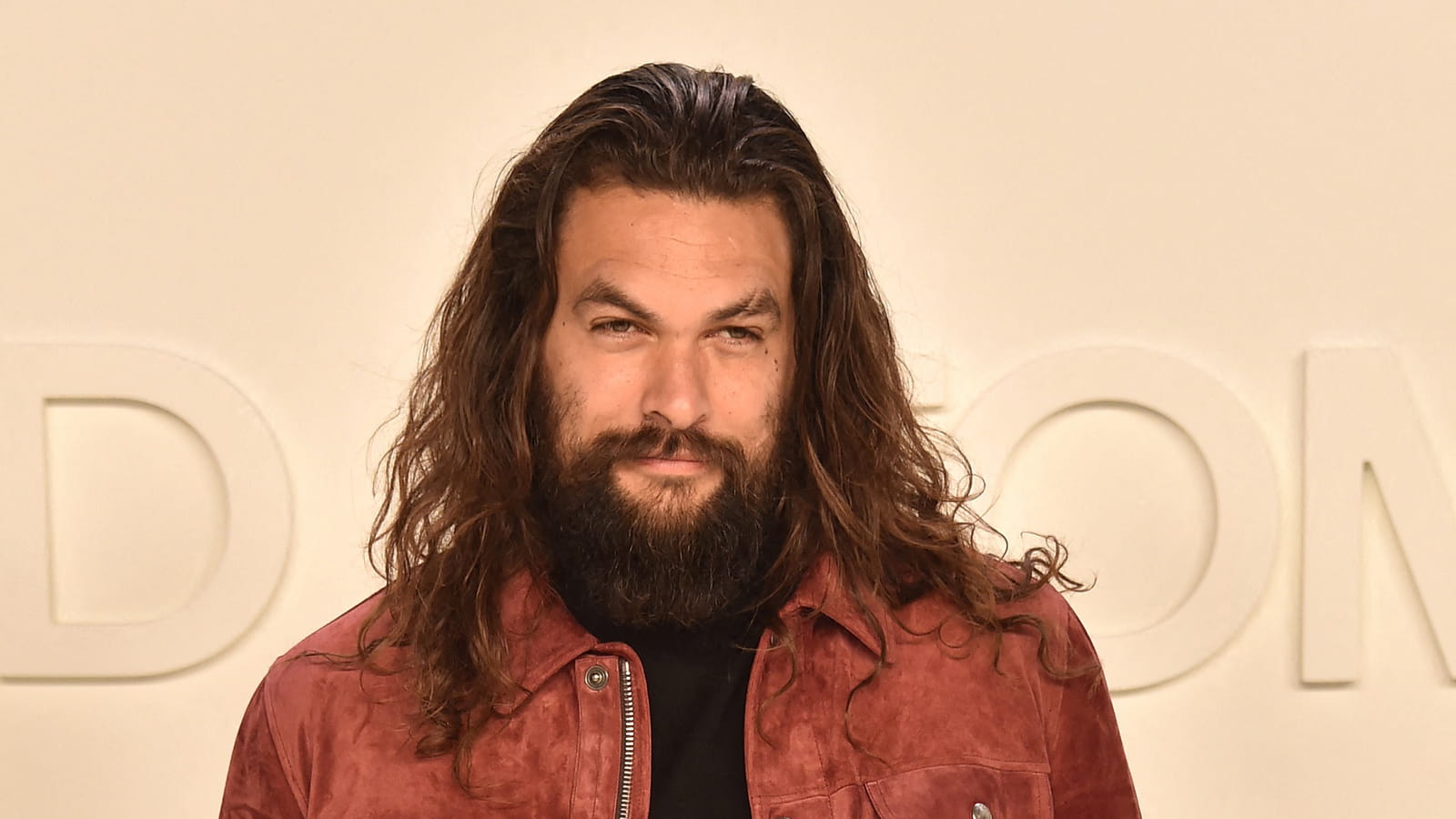 Jason Momoa, cheveux longs